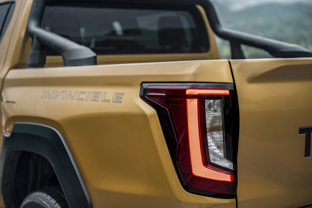 2026_hiluxhybrid48v_invincible_sulphuryellow_detail_003