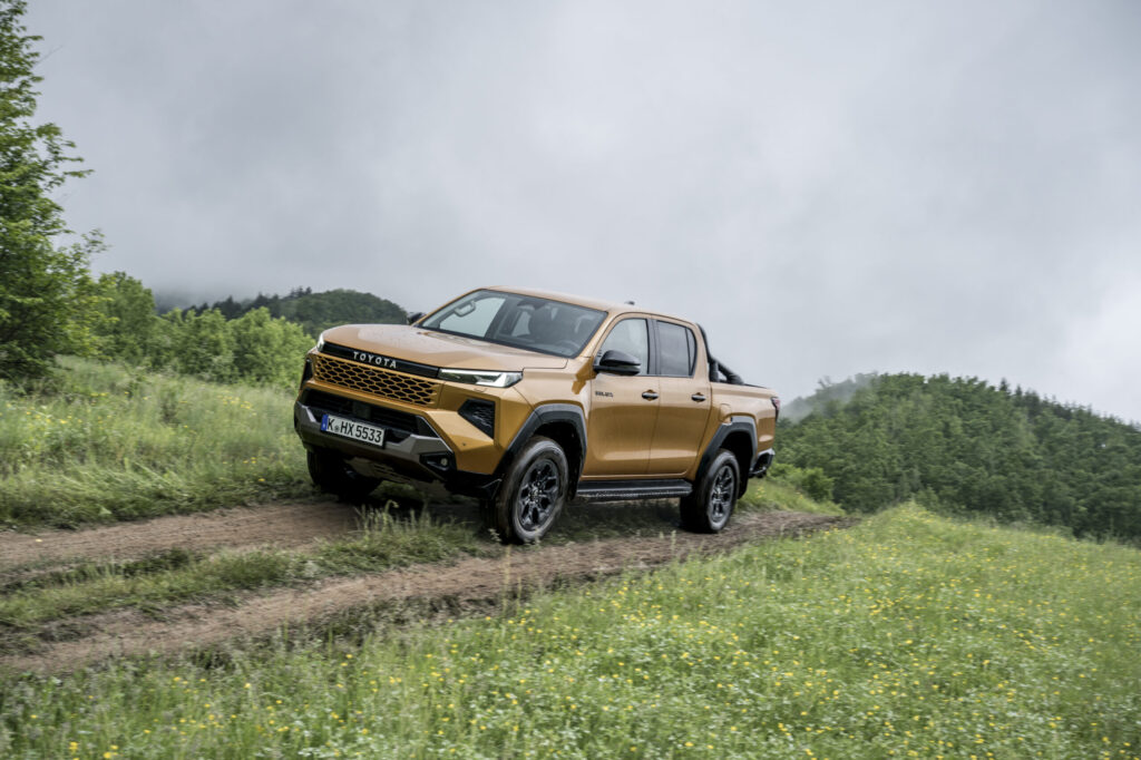 2026_hiluxhybrid48v_invincible_sulphuryellow_dynamic_018