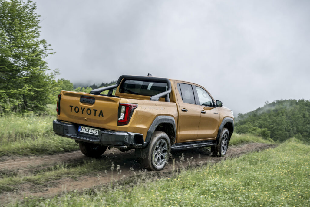 2026_hiluxhybrid48v_invincible_sulphuryellow_dynamic_019