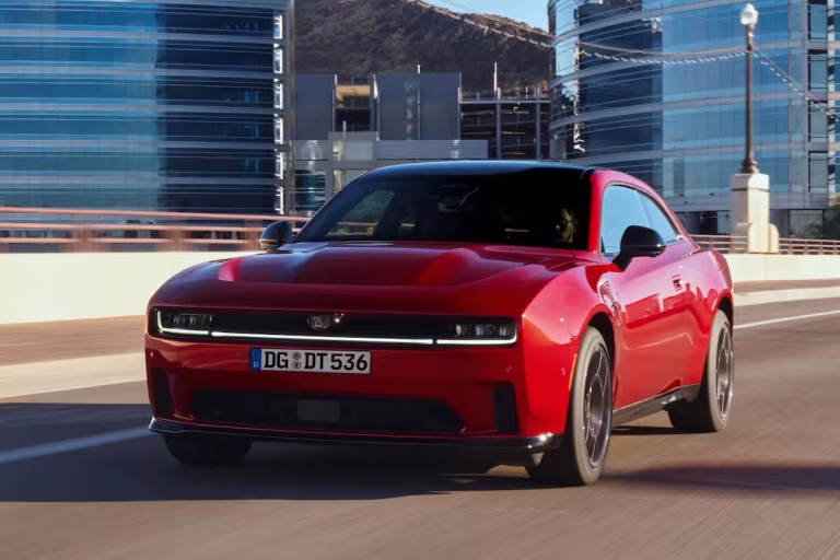 6a292ef12de2f41763cb3000_dodge-charger-voznja