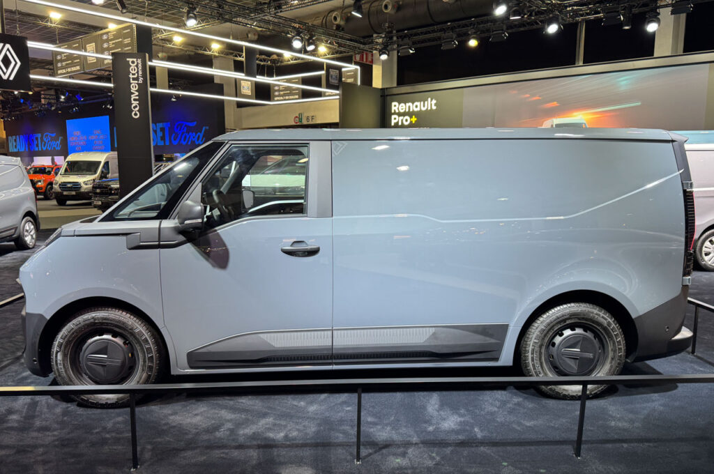 New-Renault-Trafic-E-Tech-Electric-side