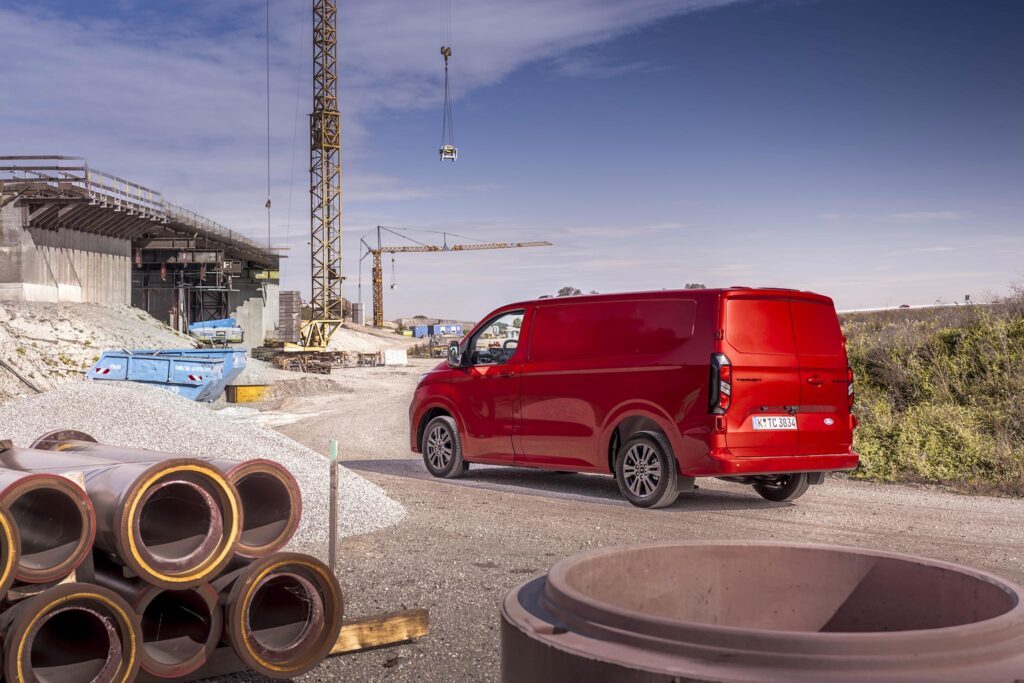 TRANSIT_CUSTOM_LIMITED_VAN_EXTERIOR_07-LOW