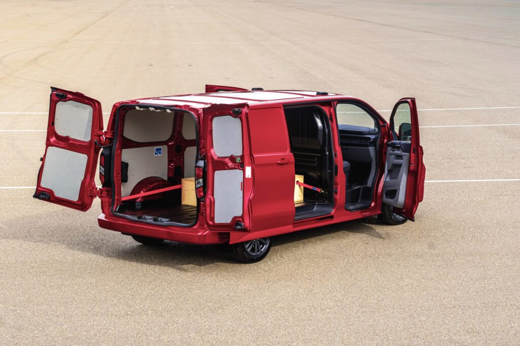 TRANSIT_CUSTOM_LIMITED_VAN_LOADING_01